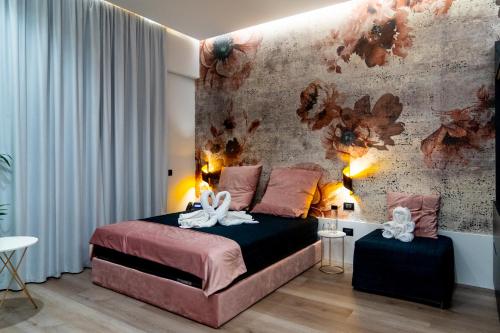 um quarto com uma cama com duas toalhas brancas em DOMUS VESUVIO em Nápoles