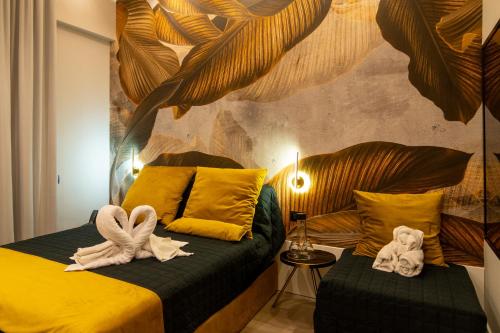 um quarto com 2 camas e toalhas em DOMUS VESUVIO em Nápoles