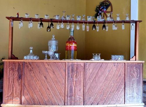 stół z kieliszkami i butelkami na górze w obiekcie Casa Temporada Caribe de Alter w mieście Alter do Chao