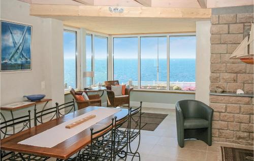 une salle à manger avec vue sur l'océan dans l'établissement Stunning Home In Moelan Sur Mer, à Moëlan-sur-Mer