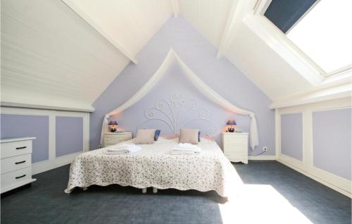 モエラン・シュル・メールにあるAwesome Home In Moelan Sur Mer With 4 Bedrooms, Wifi And Indoor Swimming Poolの紫の壁の白いベッドが備わるベッドルーム1室