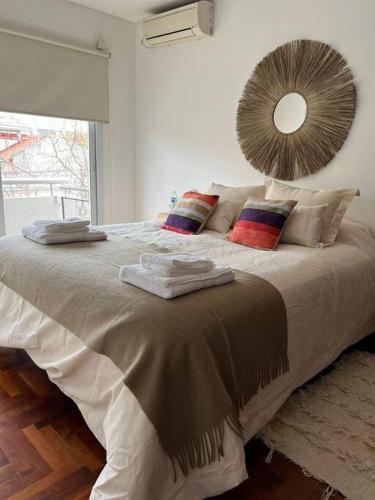 1 dormitorio con 1 cama grande y espejo en la pared en Moderno Departamento, en la mejor zona de Mendoza en Mendoza
