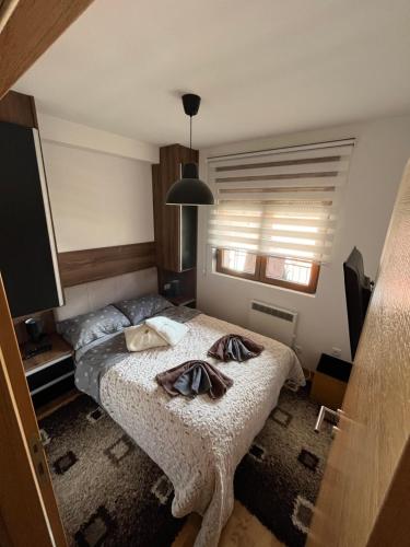 um quarto com uma cama com dois travesseiros em Zlatiborske Noći em Zlatibor