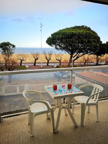 une table et deux chaises sur un balcon avec vue dans l'établissement Charmant studio face à la mer à Arcachon 27 m² avec balcon superbe, à Arcachon