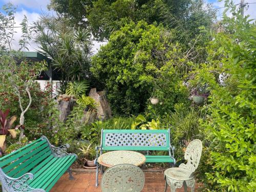 Jardín al aire libre en Avocado Motor Inn