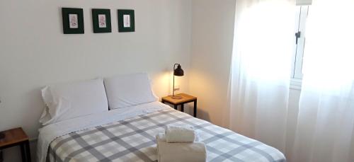 Habitación pequeña con cama y ventana en Encantador departamento a estrenar en Mendoza