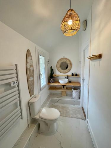 une salle de bain avec toilettes et lavabo dans l'établissement Villa California Dream proche paris et disney, à Morsang-sur-Seine
