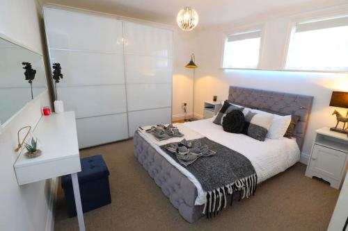 um quarto com uma cama grande e uma janela em New Sunset Square Eastbourne 2 Bed Apartment, Long stay welcome em Eastbourne