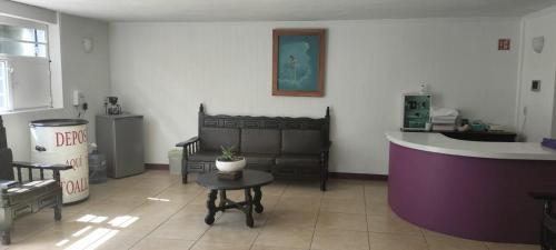 - un salon avec un canapé et une table dans l'établissement Hotel Avenida Ixmiquilpan, à Ixmiquilpan