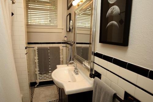 Phòng tắm tại Cozy Charming Midtown Cottage on Cox Street