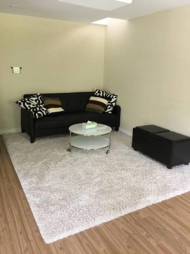 Pet friendly, Walkout Ravine basement – Photos 2