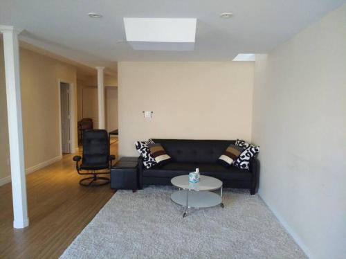 Pet friendly, Walkout Ravine basement – Photos 3