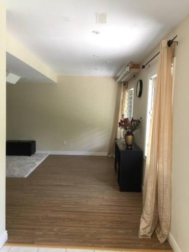 Pet friendly, Walkout Ravine basement – Photos 5