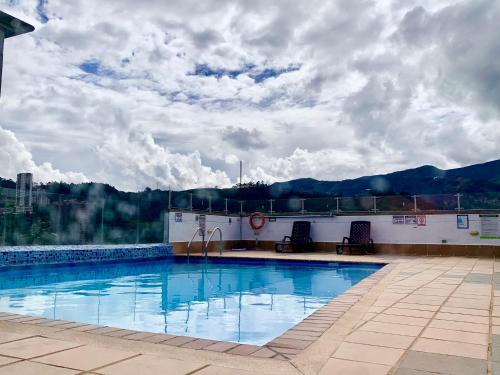 - une piscine au-dessus d'un bâtiment dans l'établissement 13 Sabaneta, apartment, Parking, Pool & with club in the sky!, à Sabaneta