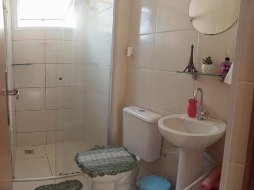 ein Bad mit einer Dusche, einem WC und einem Waschbecken in der Unterkunft Apartamento inteiro próximo à Miguel Sutil in Cuiabá
