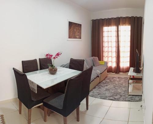 un soggiorno con tavolo e divano di Apartamento inteiro próximo à Miguel Sutil a Cuiabá