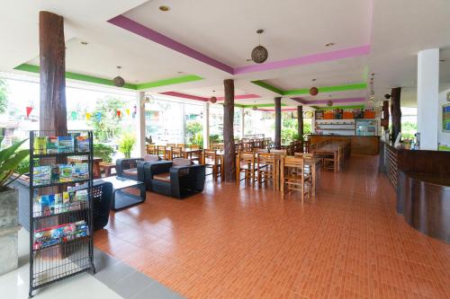 a restaurant with a bar and tables and chairs at Lanta Lapaya Resort in Ko Lanta