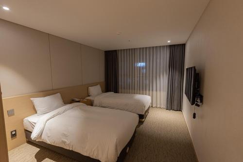 Una cama o camas en una habitación de Hotel Zinc