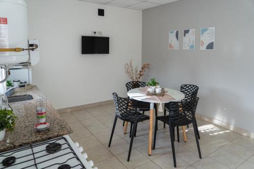 Una cocina con una mesa y sillas en una habitación. en Moana Alojamientos, en Junín