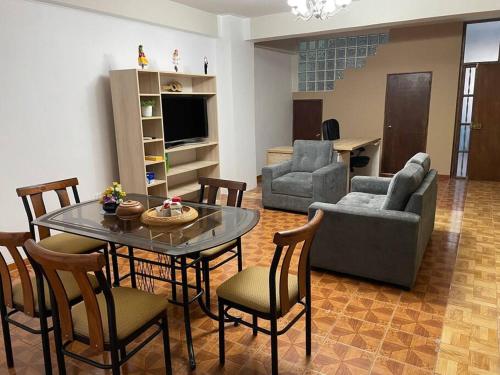 salon ze stołem i krzesłami w obiekcie Apartamento a 10 min del centro de la ciudad w mieście Huaraz