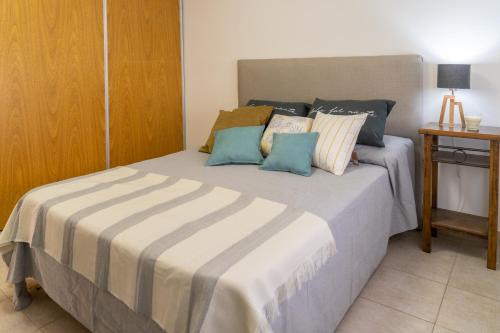 1 dormitorio con 1 cama con sábanas azules y blancas en Moana Alojamientos en Junín