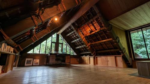 a large room with a wooden floor in a library at Hokyuann - 邦久庵 in Motogoe