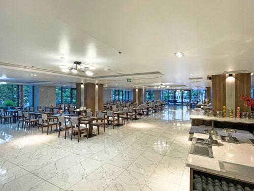 Restoran või mõni muu söögikoht majutusasutuses Long Thuan Hotel & Resort
