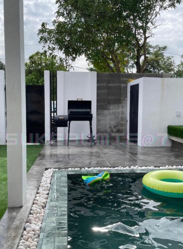 a pool with a frisbee in a yard with a piano at sukebumie7 in Shah Alam