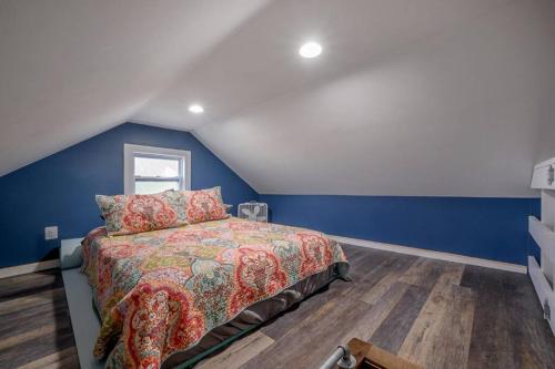 1 dormitorio con cama y pared azul en Blue Bay Suite! Near Downtown and Foodie Hot Spots, en Tampa