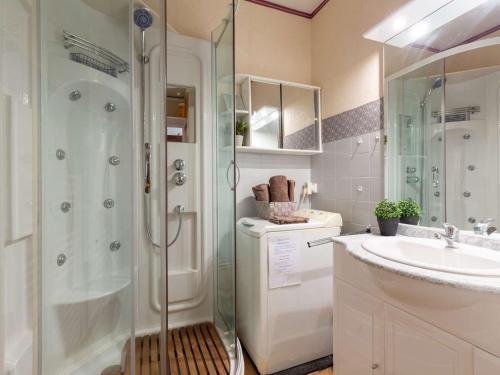 a bathroom with a shower and a sink at Studio Saint-Lary-Soulan, 1 pièce, 4 personnes - FR-1-296-450 in Saint-Lary-Soulan