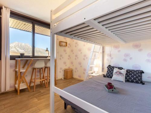 a bedroom with a bunk bed and a desk at Appartement Saint-Lary-Soulan, 2 pièces, 6 personnes - FR-1-296-449 in Saint-Lary-Soulan