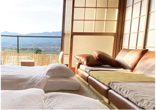 2 Betten in einem Zimmer mit Fenster in der Unterkunft Ito-gun - House - Vacation STAY 31960v in Kudoyama