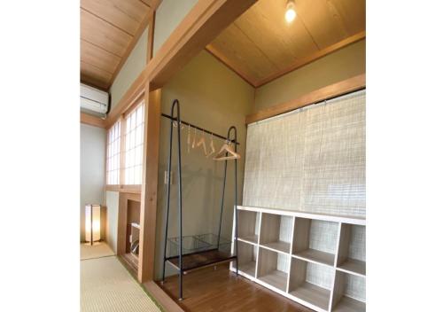 uma cabina de duche ao nível do chão num quarto com uma parede de vidro em Ito-gun - House - Vacation STAY 31960v em Kudoyama