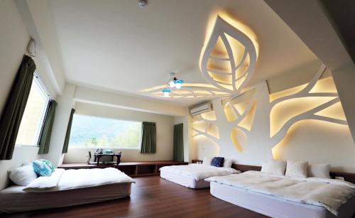uma sala de estar com dois sofás e uma grande janela em Sunny Lucy em Lugu
