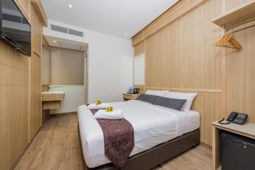 um pequeno quarto com uma cama e um lavatório em Hotel 81 Premier Star em Singapura