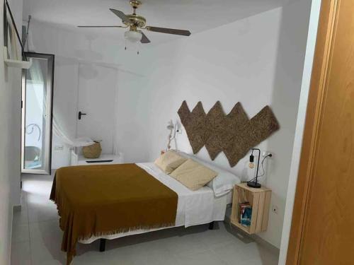 Schlafzimmer mit einem Bett und einem Deckenventilator in der Unterkunft Apartamento Mateo Carboneras in Carboneras