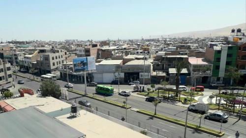 vistas a una ciudad con coches y edificios en Tesoro Suite, en Tacna