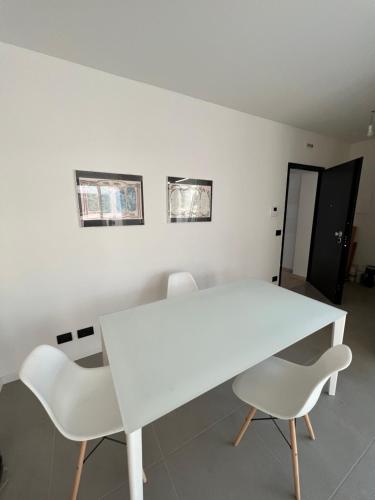 a white table and two chairs in a room at Donati Business Rooms in Subbiano