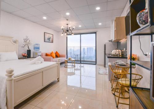 een kamer met een bed, een keuken en een woonkamer bij Vinhomes Dcapital luxury appartment in Hanoi