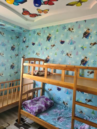 een slaapkamer met 2 stapelbedden met vlinders aan de muur bij 3-х комнатная аппартамент in Tasjkent