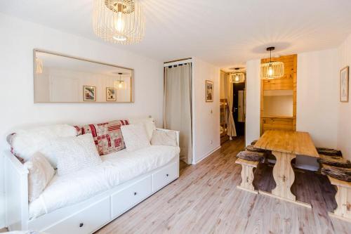 - un salon avec un canapé blanc et une table dans l'établissement Appartement Les Arcs Ski aux pieds à Vallandry, à Landry