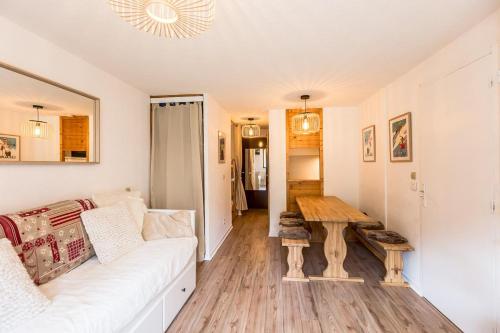 sala de estar con sofá blanco y mesa de madera en Appartement Les Arcs Ski aux pieds à Vallandry en Landry