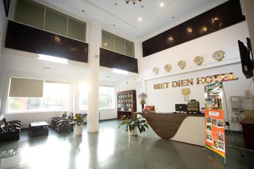 a store lobby with a desk in the middle at Biet Dien Hotel in Buon Ma Thuot