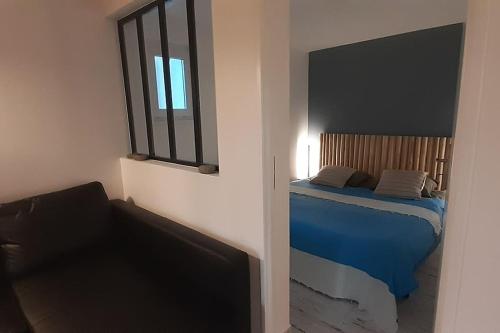 une chambre avec un lit et une fenêtre dans l'établissement Mon petit coin sous les pins, à La Teste-de-Buch