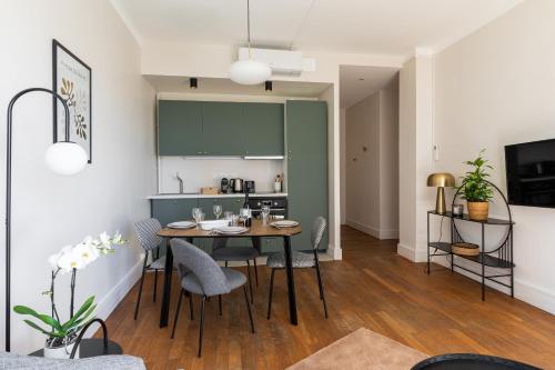 a kitchen and dining room with a table and chairs at Appartement Dify Deruelle - Part Dieu in Lyon