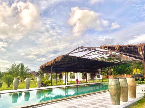 un complexe avec une piscine et un pavillon dans l'établissement Sembilan Langkawi, à Kampung Padang Masirat