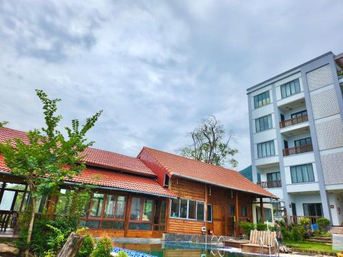 Tòa nhà nơi resort tọa lạc
