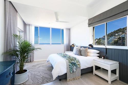 ein Schlafzimmer mit einem Bett und einem großen Fenster in der Unterkunft Number 5104 - Contemporary Clifton Apartment in Kapstadt