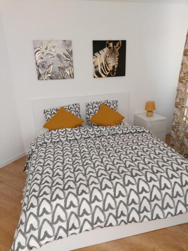 Posteľ alebo postele v izbe v ubytovaní Loft climatisé parking gratuit 5min gare