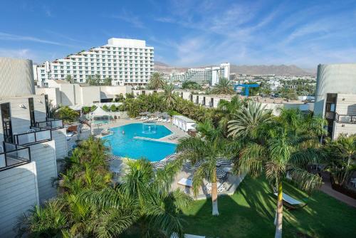 z góry widok na ośrodek z basenem i palmami w obiekcie Riviera by Isrotel Collection w Ejlat